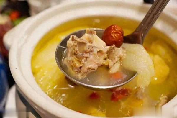 冬日暖心汤做法(8道家常美味食谱：暖心汤品与可口小菜全收录)