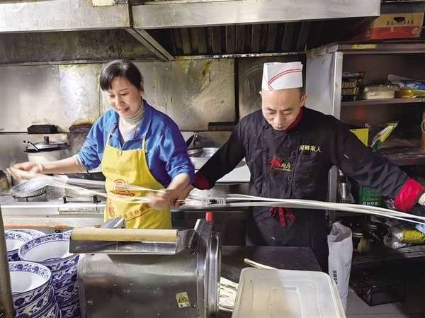 黄河边的“夫妻档”：一碗面里煮春秋