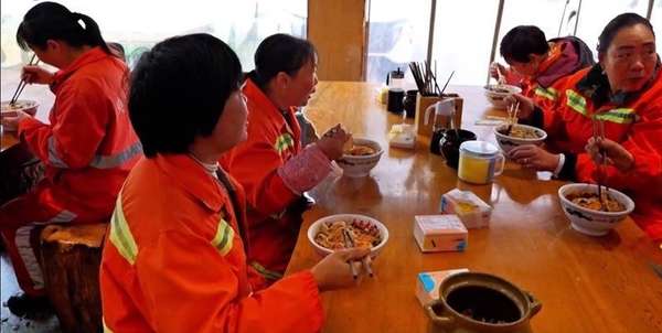 美食与你皆不能辜负(美食与服务均不可辜负，快来打卡贵州这家美食特色支行)