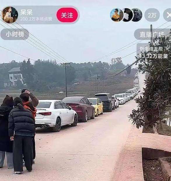 上千网友到合川帮女孩杀猪后续(上千网友到合川帮女孩杀猪，当地文旅部门发文“欢迎来蹭饭”，农家乐推出杀猪、吃刨猪汤服务)