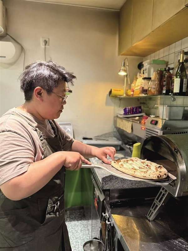 心安之处是吾乡——新兰州人系列报道之八融合中外美食技艺她烤出了独具特色的“兰州披萨”