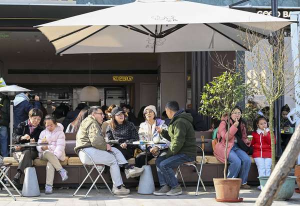 在核定的经营场所之外售烟可行吗(在规范中聚起外摆经营烟火气上海激发消费新活力)