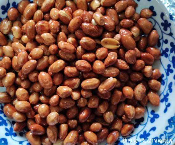 喝酒时不能碰花生米吗(喝酒时不能碰花生米？医生提醒：这4种“下酒菜”都不建议吃，最好了解一下)