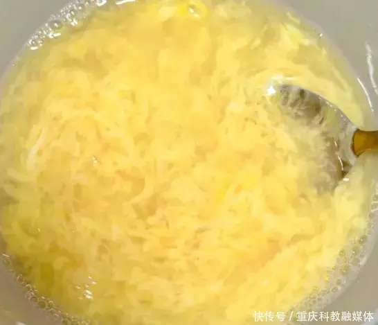 开水冲鸡蛋滴香油的好处(“开水冲鸡蛋”滴香油，靠谱呢？观察发现：坚持喝半年，5大好处看得见)