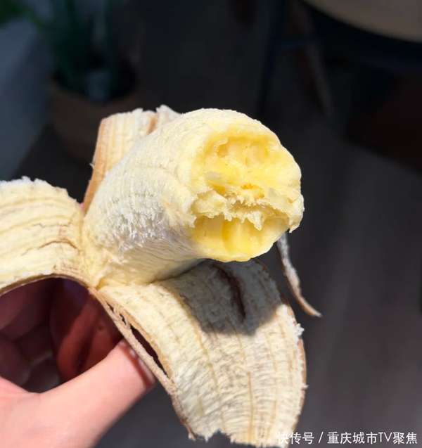 香蕉存放多久不会变黑(香蕉存放两天就变黑？水果店老板支一招，放满1个月还新鲜不发黑)