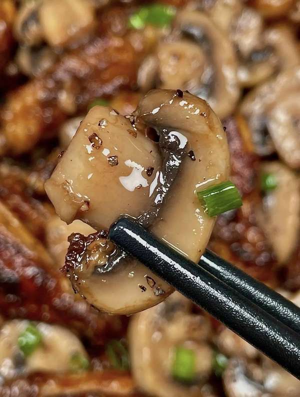 黑椒鸡翅口蘑做法(黑椒鸡翅口蘑：冰箱剩菜变身美味家常菜)