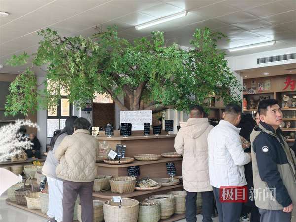 李福贵开农贸实体店(网红李福贵大山里开农货铺月生意火爆：临近打烊顾客仍络绎不绝，当天商品基本售罄，有人苦等三四个小时只为见福贵一面)