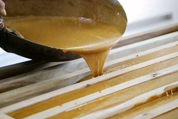 广西港南红糖厂(港南区东津首家红糖厂产销两旺古法匠心酿出“甜蜜经济”)