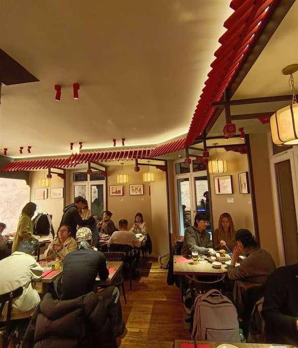 武汉胃在巴黎被安抚了！蔡林记欧洲首店在法国试营业，热干面10.5欧一碗，仅在晚上迎客，网友：“过早”变成了“过晚”