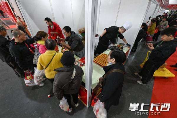 逛展淘生活好物(逛展购好物，看看市民购物袋里都有啥)