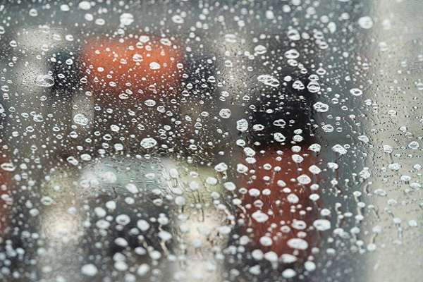 春节擦玻璃别用清水！1个土方法，5分钟擦得透亮，一点水痕都没有