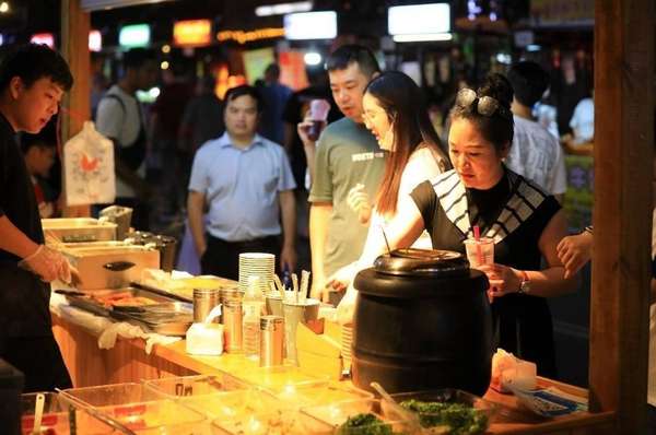 一个小摊也能带火一座城？网红摊位的流量密码是什么