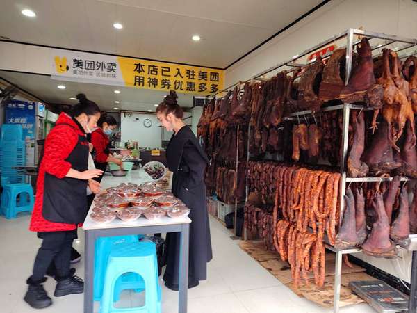 马年腊味礼盒(马年新春临近瓮安腊味产销两旺)