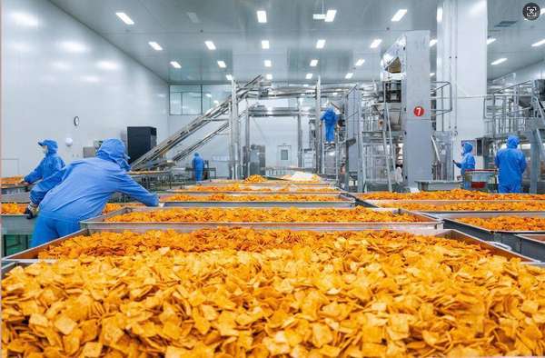 每天销量破万单(每天卖出一万件！全国销量冠军“卧龙锅巴”新年销售持续走俏)