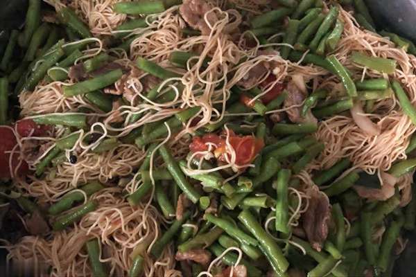 河南蒸面条教程(河南蒸面条灵魂诀窍：一蒸二拌三回笼，筋道入味不坨不烂)