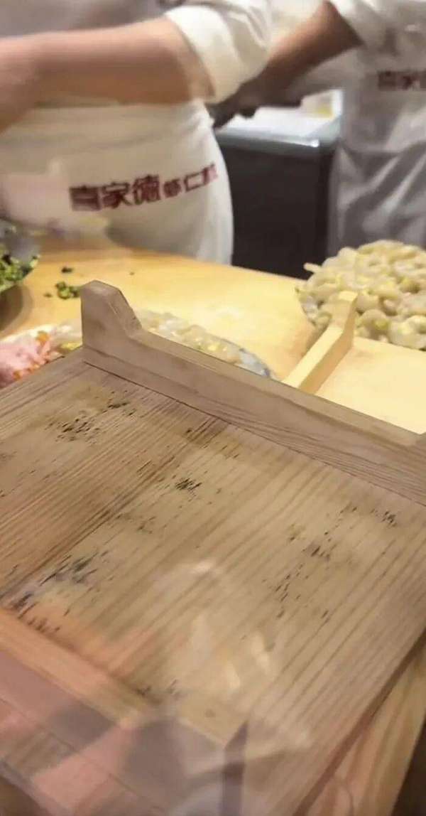 托盘上面有霉斑怎么去除(托盘发霉并有大量霉斑？知名连锁饺子餐馆回应：情况属实，涉事门店已整改)