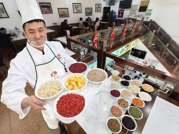 京城c位腊八粥(粥香引客！京城老字号腊八粥抢鲜开售)