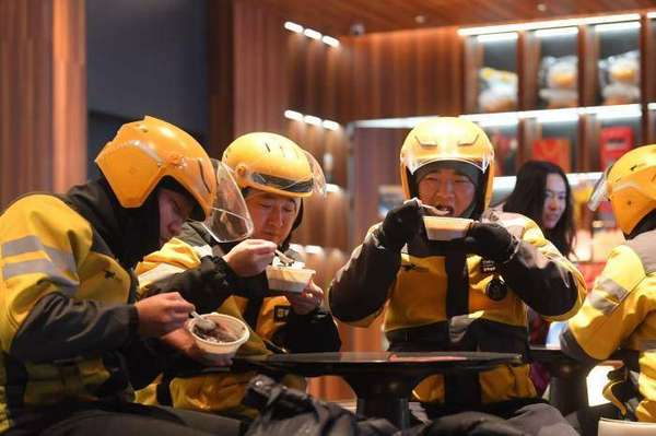 腊八送温情，全聚德邀外卖小哥共品暖心粥