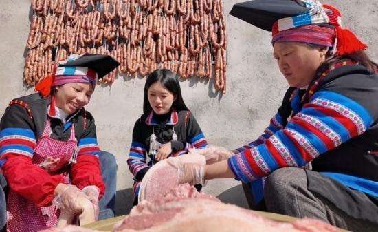 正宗瑶乡五花腊肉(湖南新田：腊月瑶乡腊肉香“熏”热乡村好光景)