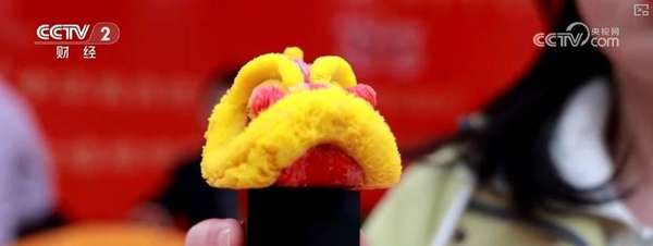 老手艺非遗传承(老技艺“潮”味十足浓浓年味叠加花式创意催生新春消费“新”活力)