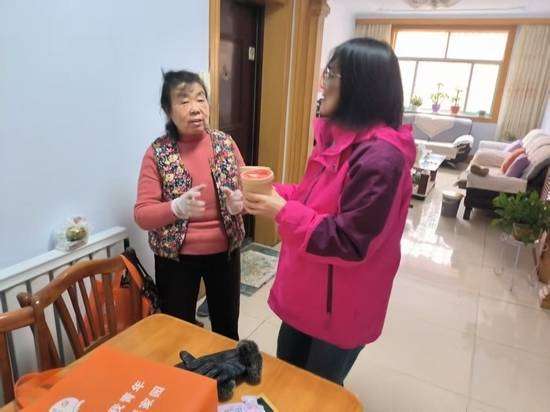 一碗热粥暖寒冬！长行社区开展腊八节暖心慰问活动