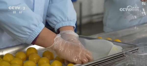 老味道新生机(老味道焕发新活力：传统美食焕新走俏多地特色年俗美食热销年货市场)