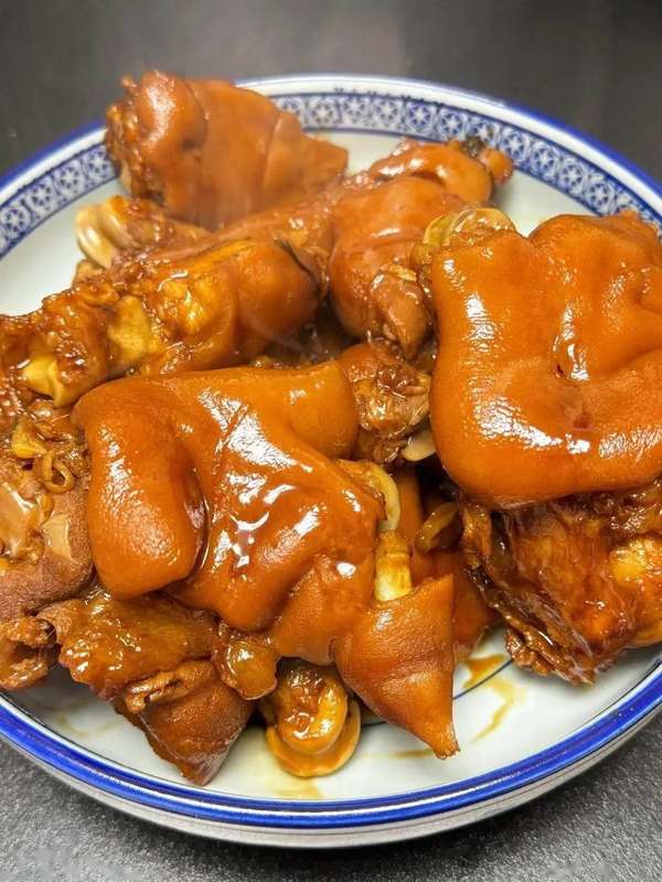 冬季炖猪蹄的家常做法(冬日滋补必备！家常炖猪蹄秘籍大公开)