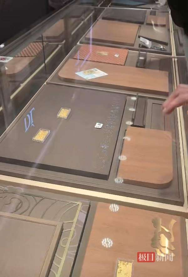 许昌胖东来时代广场店黄金临近下午基本售罄，代购称如未线上预约现场排队得两三个小时，胖东来员工：最近买黄金的人非常多，热销款会出现缺货