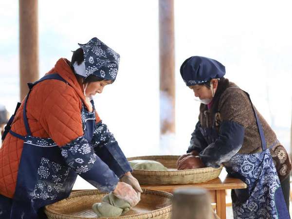 贵州玉屏：非遗棉菜粑飘香迎新春