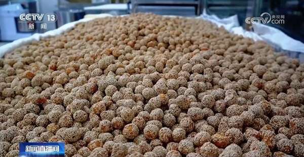 炸麻圆又酥又脆(炸麻圆、切年糖感受家乡的浓浓味道)