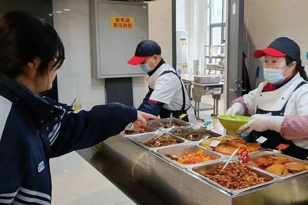 南京“妈妈食堂”：校园里的温暖陪伴