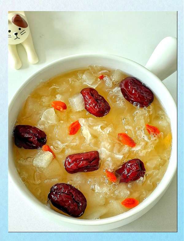 银耳汤止咳润肺的家常做法(银耳汤：三款润肺止咳家常食谱)