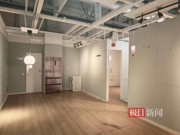 实探中国最北宜家闭店前一日：家居展区几乎被搬空，食品已售罄，仍有不少顾客前来“捡漏”打卡留念