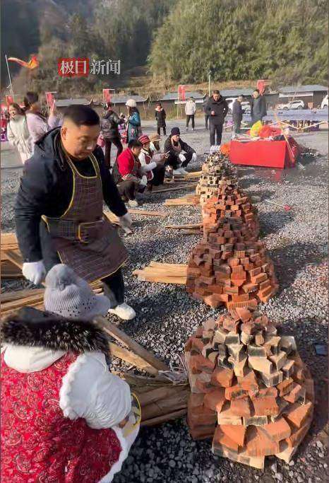 张家界七星山开赛第一天(张家界七星山举行3000人“长龙宴”，荒野求生决赛选手各显身手：苗王做牛瘪汤，韦山砌窑烤鸡，林北请粉丝吃宜宾燃面)