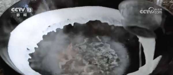 特色小吃自带流量(特色小吃串点成线变身“流量密码”“美食+”延伸文旅消费链条)