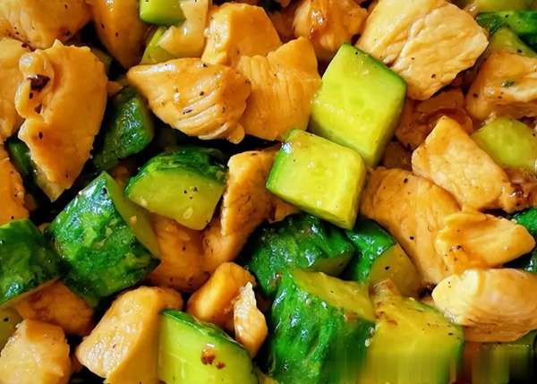 鸡胸肉和黄瓜怎么炒好吃又嫩(解腻美味！黄瓜炒鸡胸肉高蛋白又下饭，家人超爱吃)