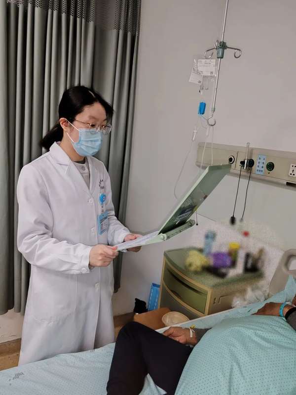 新员工被邀请参加年会发言(25岁新员工参加年会被劝酒，灌一瓶红酒后口吐鲜血！医生紧急提醒)