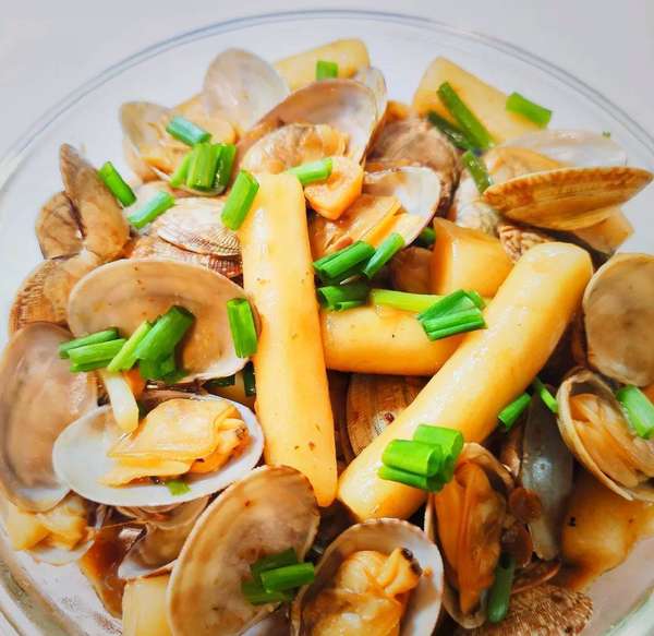 蛤蜊炒年糕家常做法(过年必做蛤蜊炒年糕，超有食欲的零失败菜谱！)