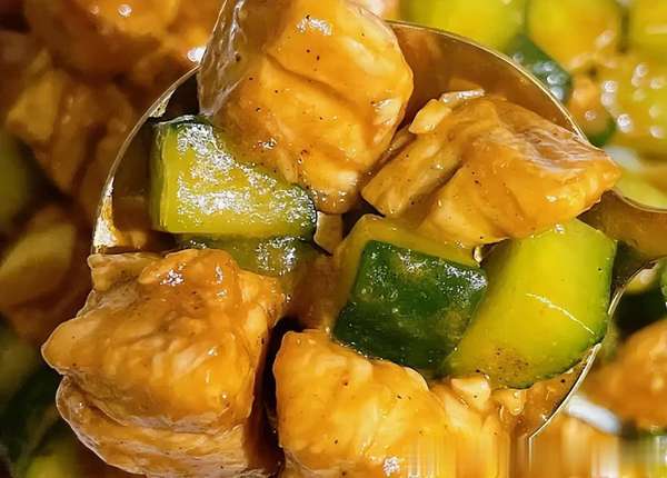 鸡胸肉和黄瓜怎么炒好吃又嫩(解腻味美的黄瓜炒鸡胸肉，滋补高蛋白)