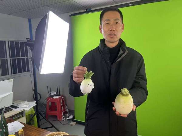 湖北腊鱼腊肉直播卖货(一场直播卖货2万斤，湖北“兵支书”打造“萝卜第一村”)