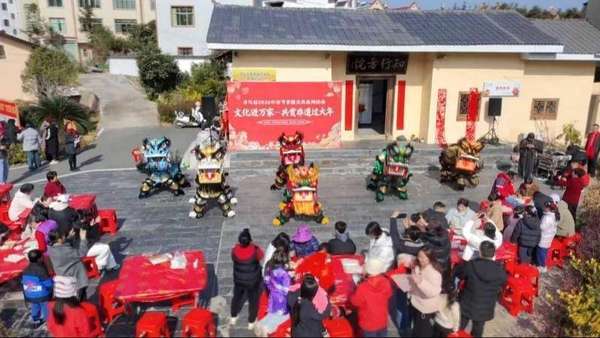 巧手捏月庆中秋手工作品(江西寻乌：巧手捏“蟹”迎新春香酥年味飘万家)