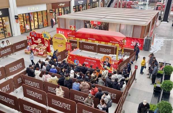 带孩子的宝妈最新火爆视频(现场火爆！怀着身孕的宝妈跨区来看“鸡排哥”)