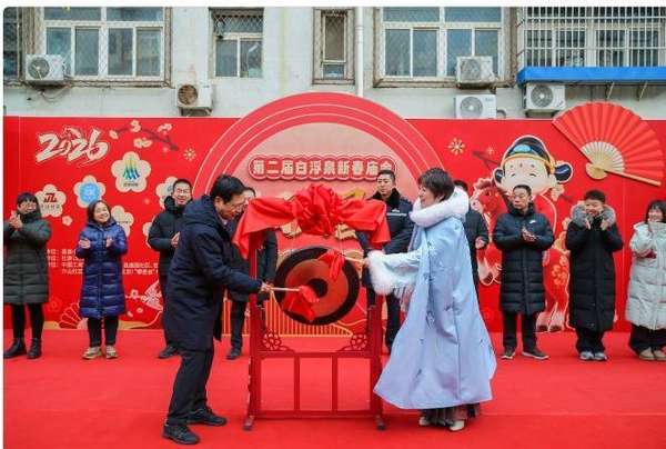 500个摊位的春节大庙会(250余个摊位齐聚，“烟火昌盛”小街年货大集鸣锣开市)