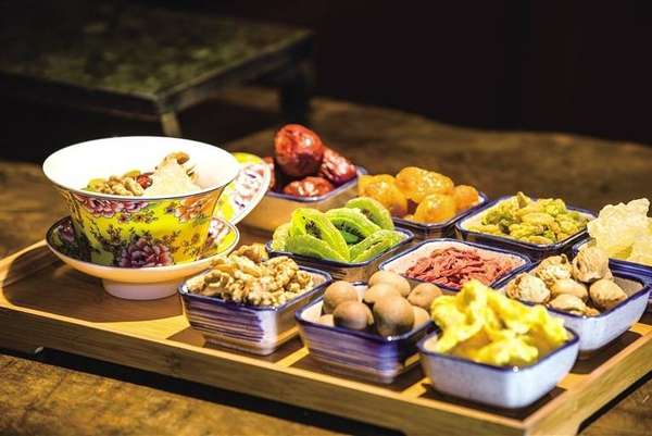 在一碗三炮台里喝出一座城的包容