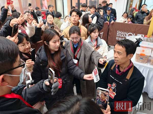 早上开车出发回老家(清晨开车带着鸡排赶到武汉，“鸡排哥”接受极目新闻独家专访：想吃热干面，游黄鹤楼！)