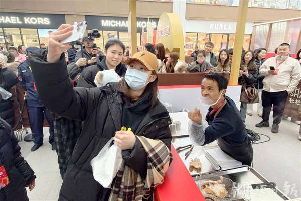 “鸡排哥”空降武汉引爆市民热情