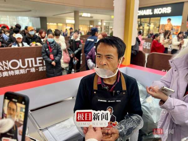 “做完你的，做你的”，鸡排哥现身武汉重现招牌动作