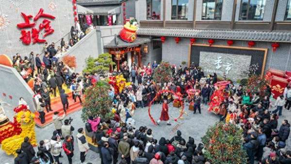 5000万人专属打卡地(5000余人“打卡”、长三角联动，江苏靖江春节美食市集火热“出圈”)