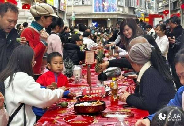 新春走基层暖心的除夕之夜(新春走基层丨“一杯热茶、一席家宴”致敬城市守护者)