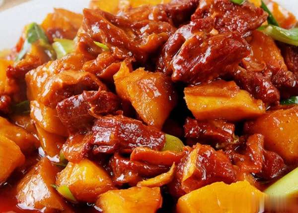 土豆被誉为(被称“土中之金”的土豆，14款佳肴荤素搭配，家人夸爆！)